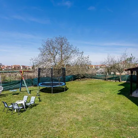 For Families With Children Valbandon, - 19511 Apartman