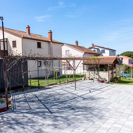 Apartman For Families With Children Valbandon, - 19511 *